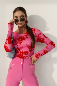 Różowa bluzka damska w czerwone kwiaty z długim rękawem