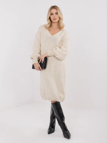 Jasnobezowa sukienka dzianinowa oversize midi z dekoltem V 1.png