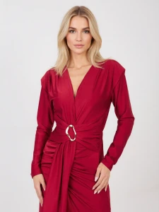 Czerwona sukienka maxi z marszczeniami i ozdobną klamrą