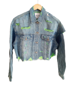 Jeansowa kurtka z ozdobnymi zielonymi przetarciami