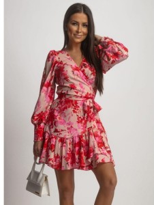 Kopertowa sukienka z ozdobną falbaną 