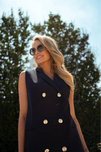 Elegancka kamizelka damska dwurzedowa 1.webp