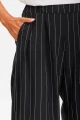 Eleganckie spodnie garniturowe w klasyczny prazek 6.webp