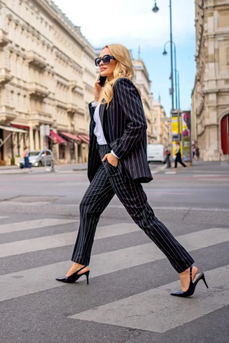 Eleganckie spodnie cygaretki w bialy prazek 1.webp