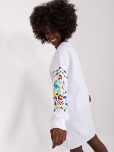 Biała sukienka dresowa z haftem na rękawach 