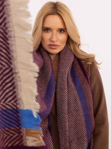 Bordowy zimowy szal damski w paski