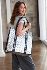 Duża torba damska z tkaniny syntetycznej w srebrnym kolorze