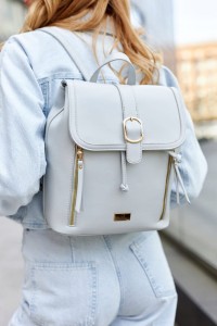 Jasnoszary plecak damski ze złotymi detalami