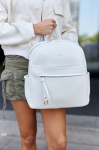 Duży plecak damski ze skóry ekologicznej w białym kolorze 