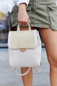 Stylowy mały plecak damski w kremowym kolorze 