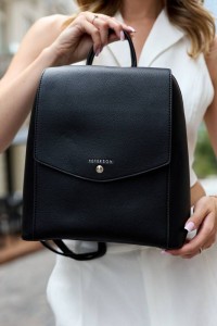 Czarny stylowy plecak damski z klapką 