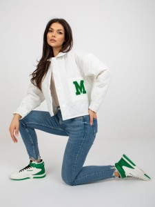 Pikowana kurtka ecru z naszywką