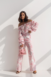 Lniany komplet z bluzką hiszpanką w różowy wzór