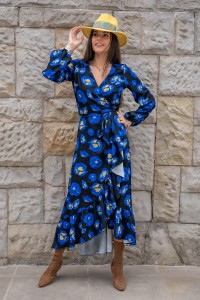 Długa kopertowa sukienka w kwiaty – niebieskie na czarnym tle