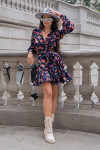 Rozkloszowana sukienka w kwiaty na granatowym