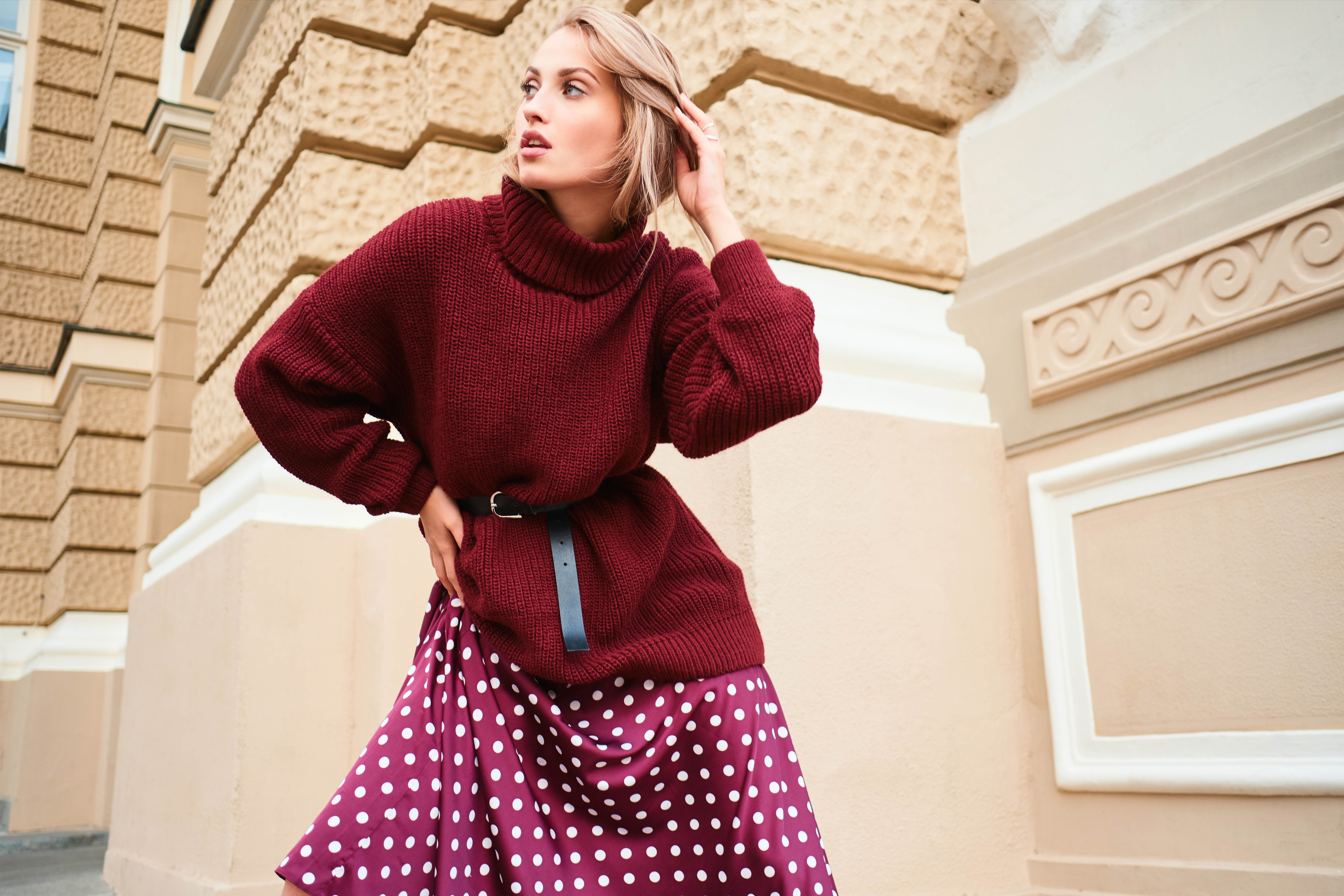 Bordowy kolor – najmodniejszy trend jesień/zima 2025. Jak nosić bordowe ubrania i tworzyć stylowe stylizacje?