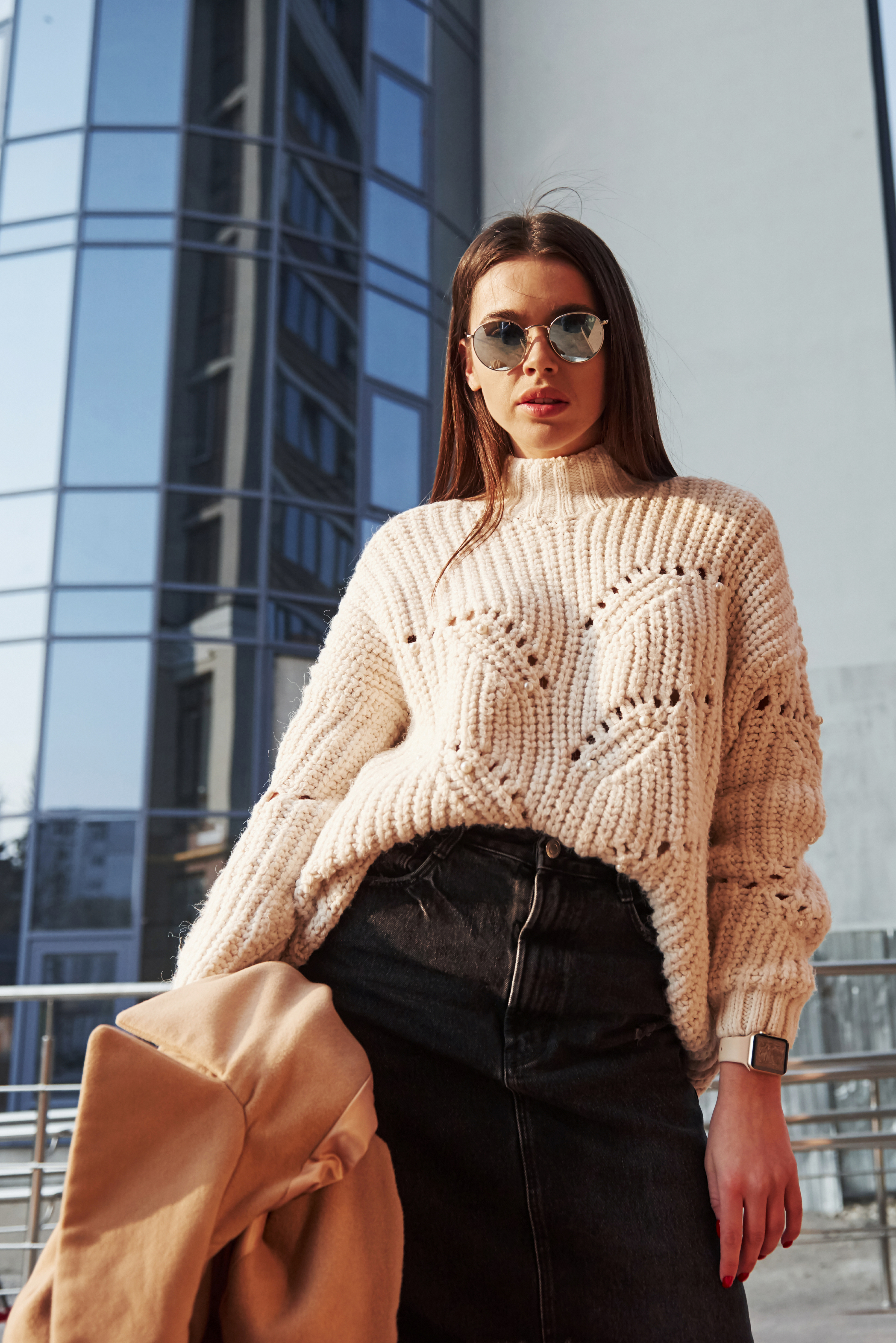 Czy ażurowe swetry są modne? Trendy i stylizacje 2026