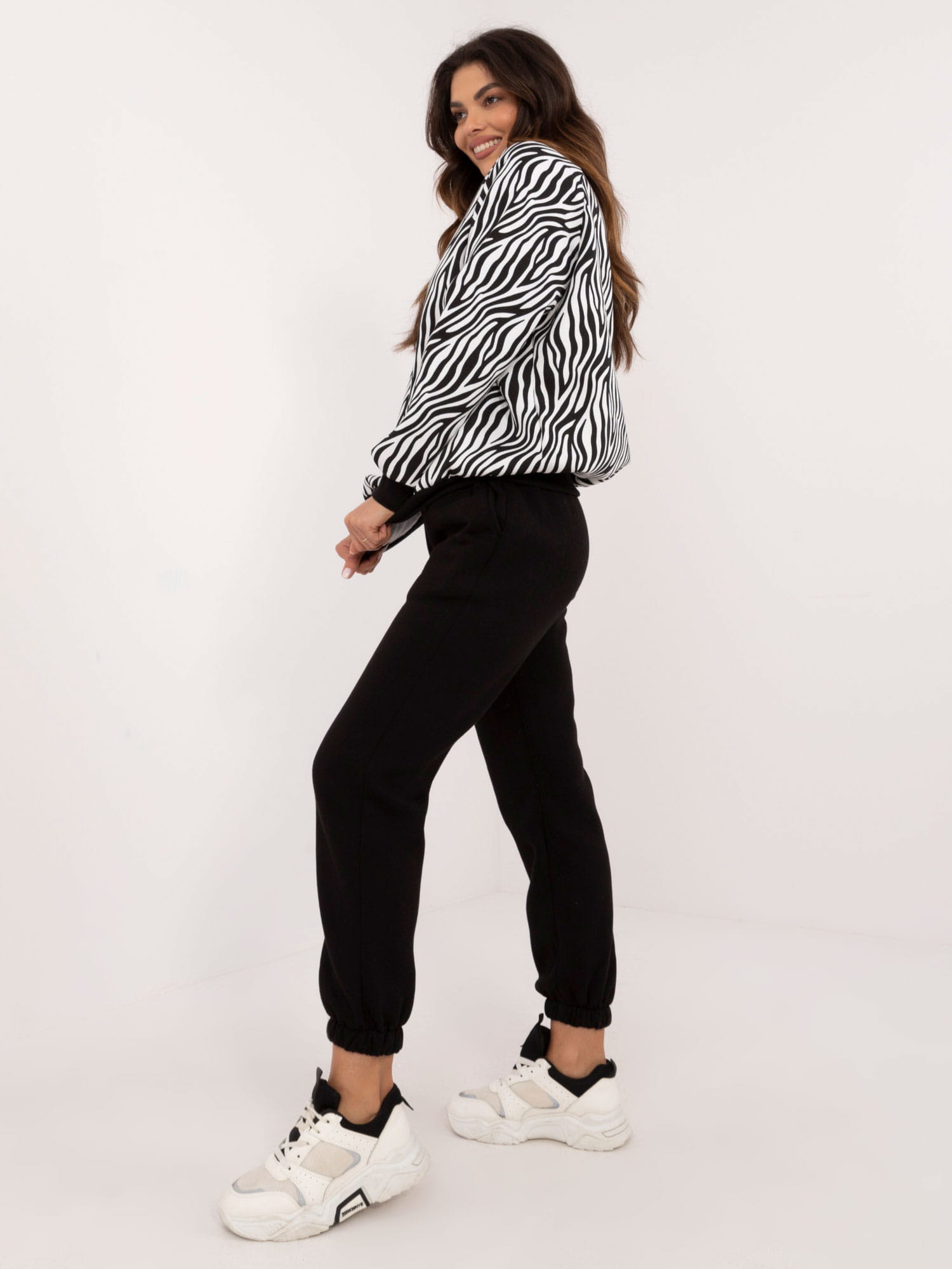 Damskie komplety dresowe ze spodniami ze ściągaczami – klasyka wygody