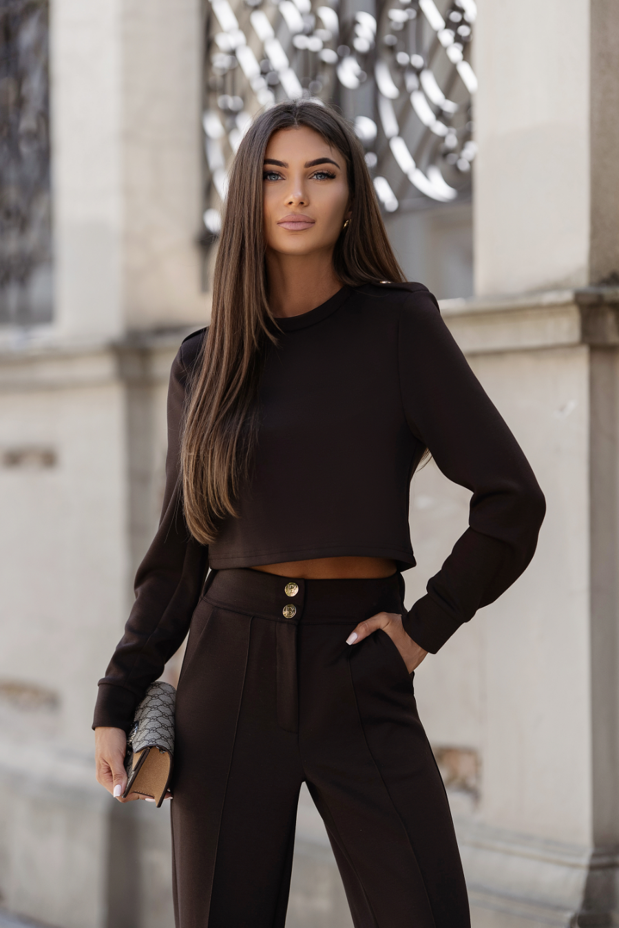 Komplety damskie do pracy – jak stworzyć elegancką i wygodną stylizację do biura?