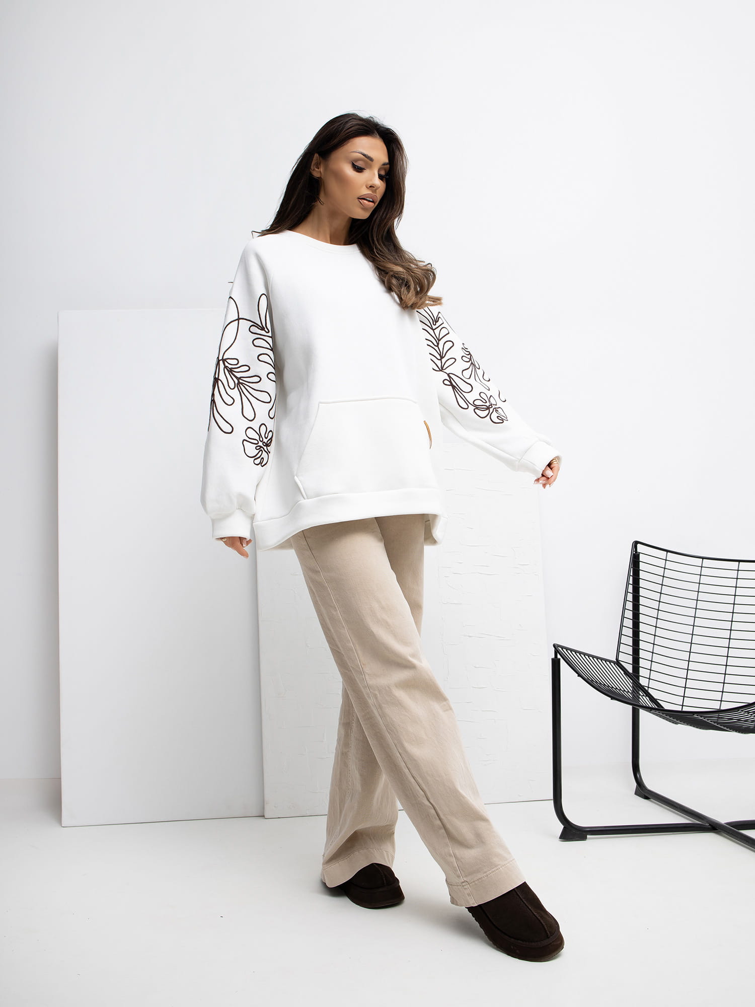 Modne bluzy damskie – jakie fasony- kolory i wzory są teraz na topie?