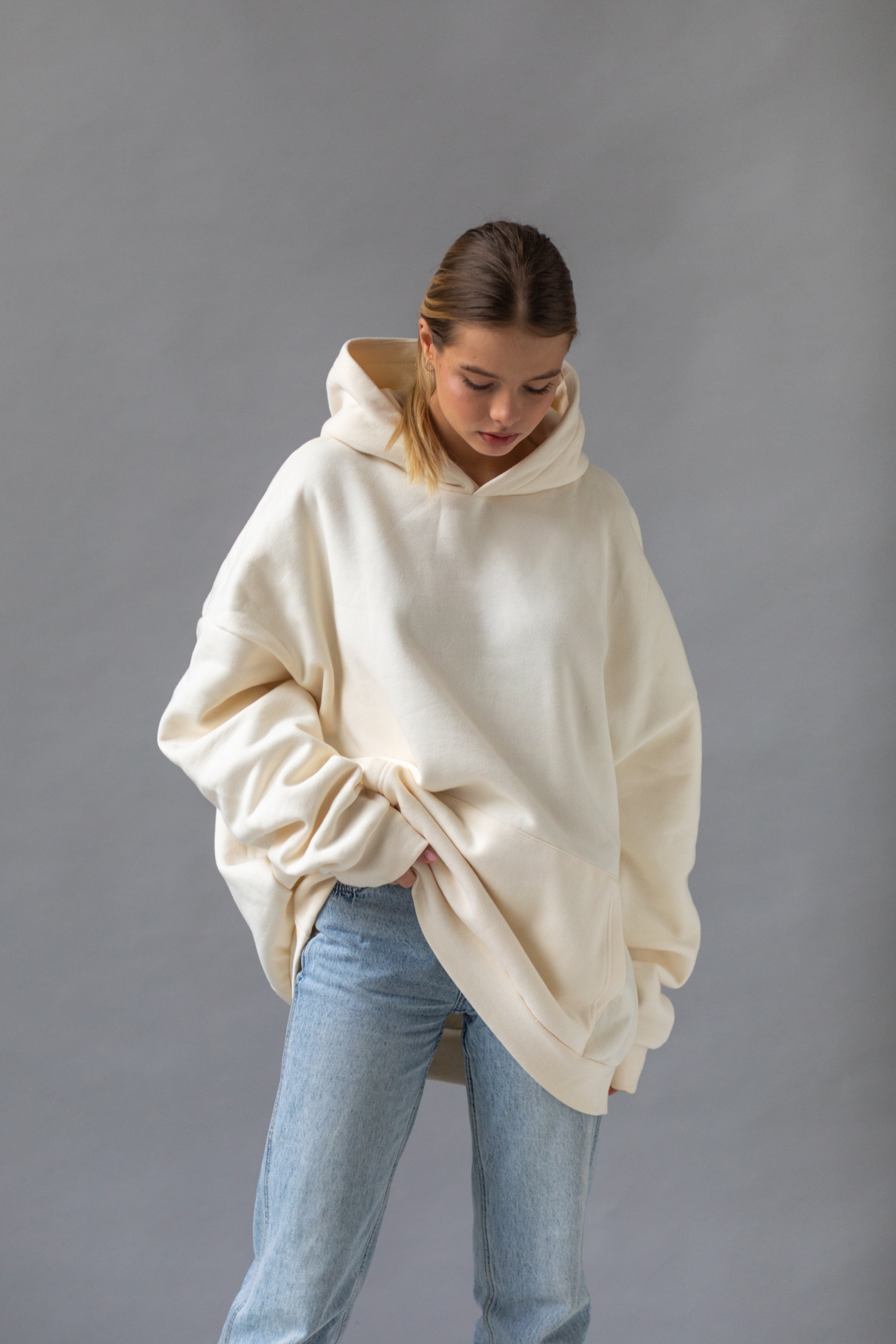 Bluzy damskie oversize – dla kogo i jak je nosić? Praktyczny przewodnik stylizacji