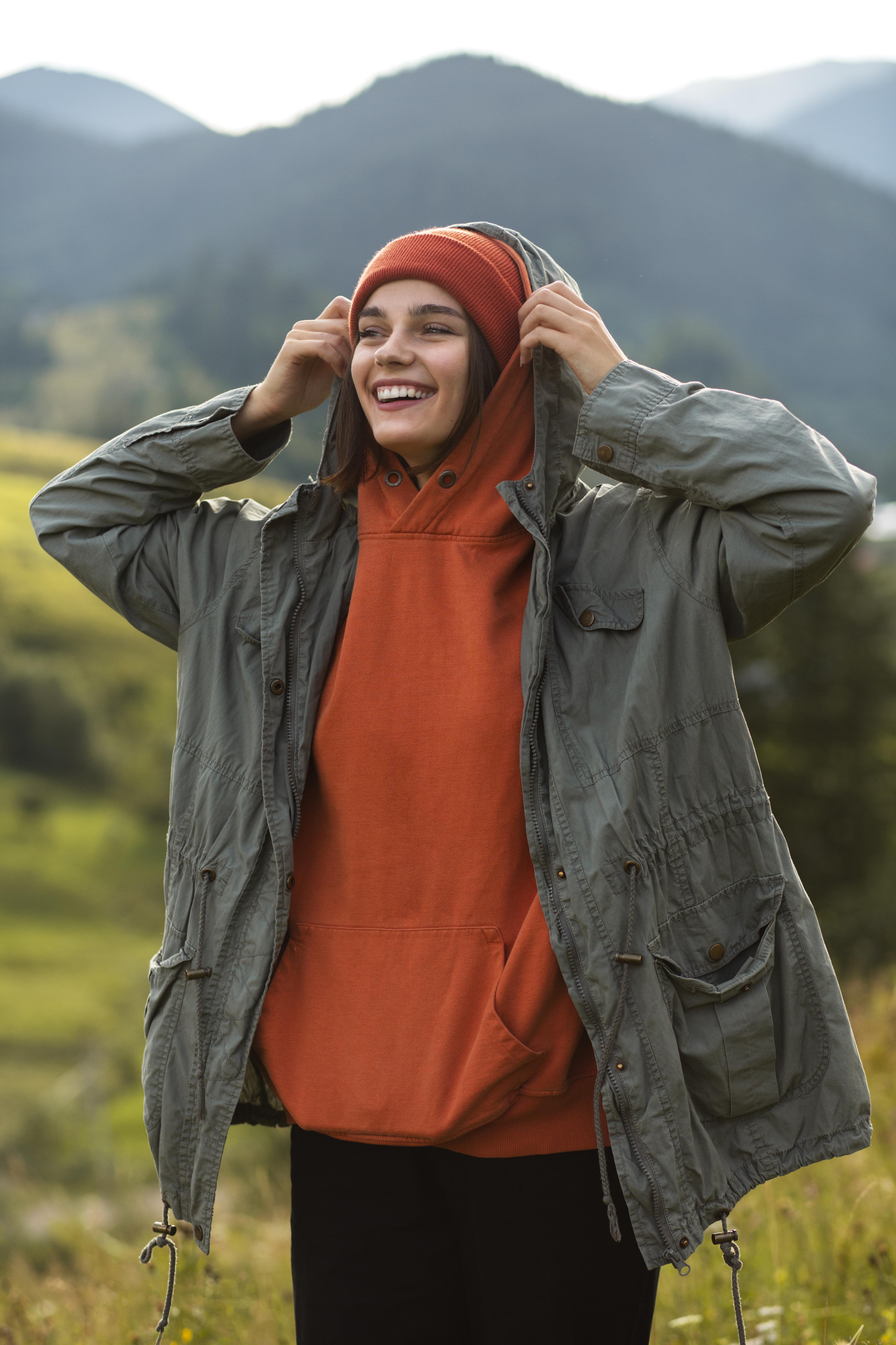 Bluza damska na podróż – jak stworzyć wygodną i stylową stylizację na drogę?