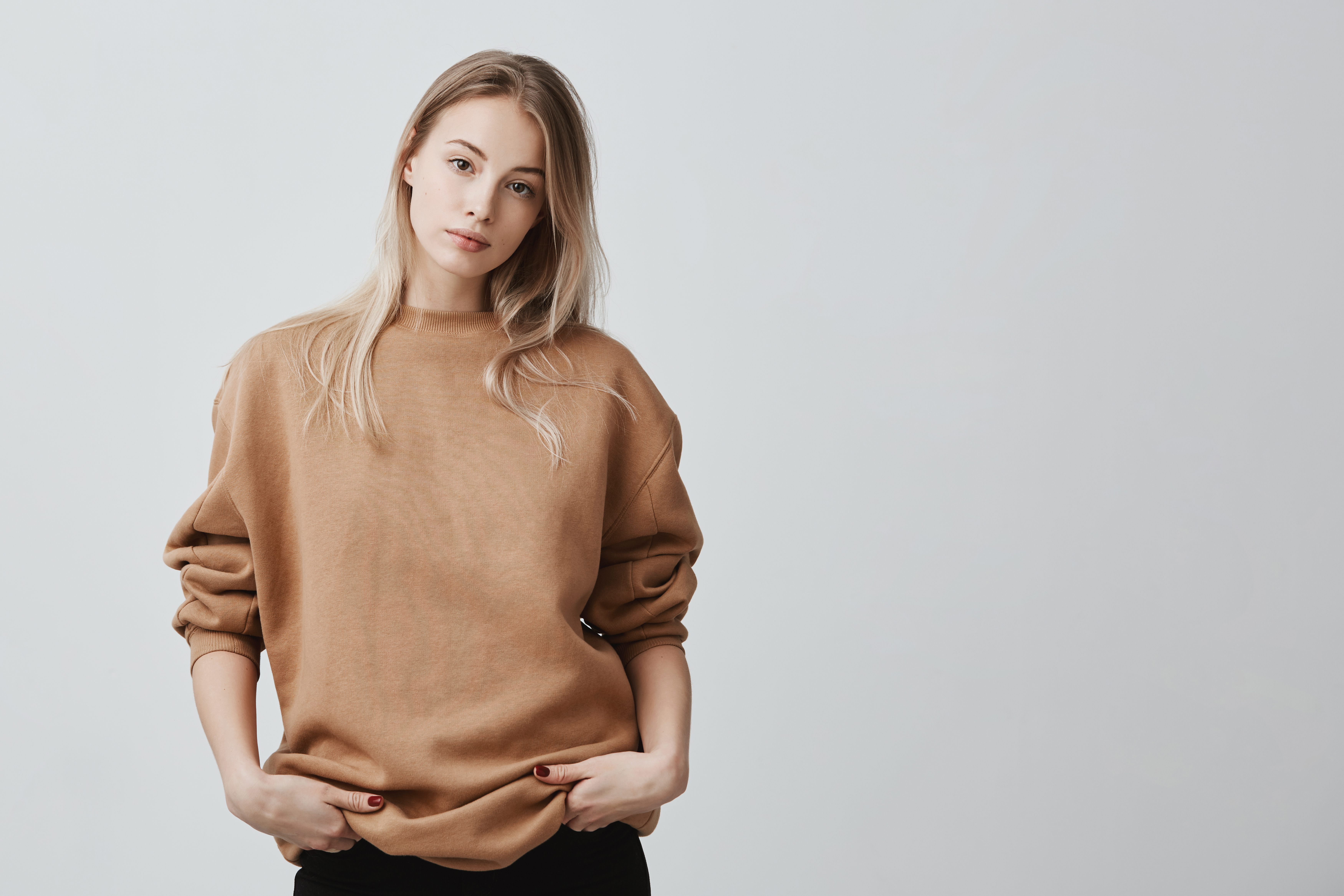 Jak stylizować bluzę damską w stylu minimalistycznym? Spójne i modne stylizacje na co dzień