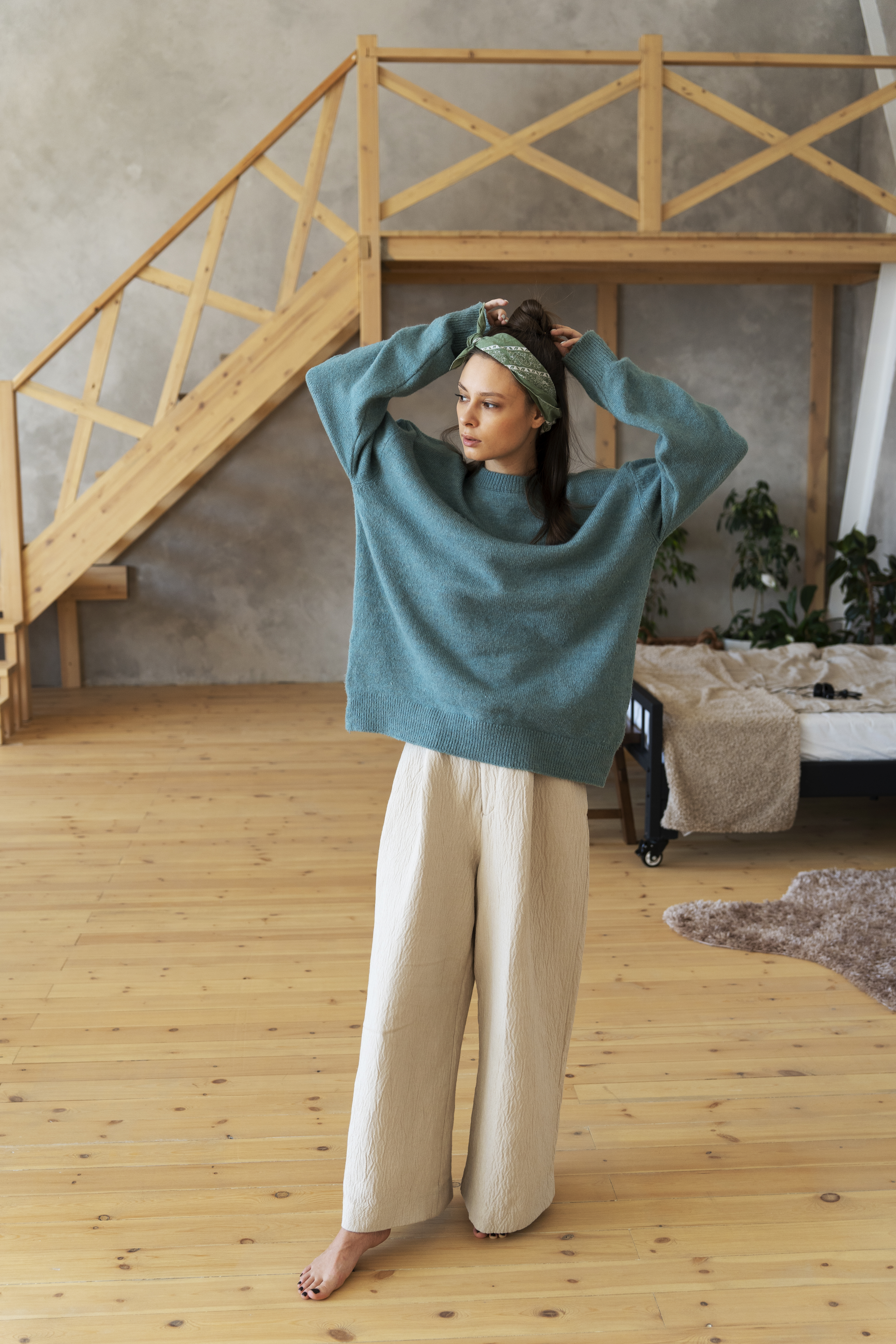 Sweter damski do szerokich spodni – jak tworzyć modne i spójne stylizacje?