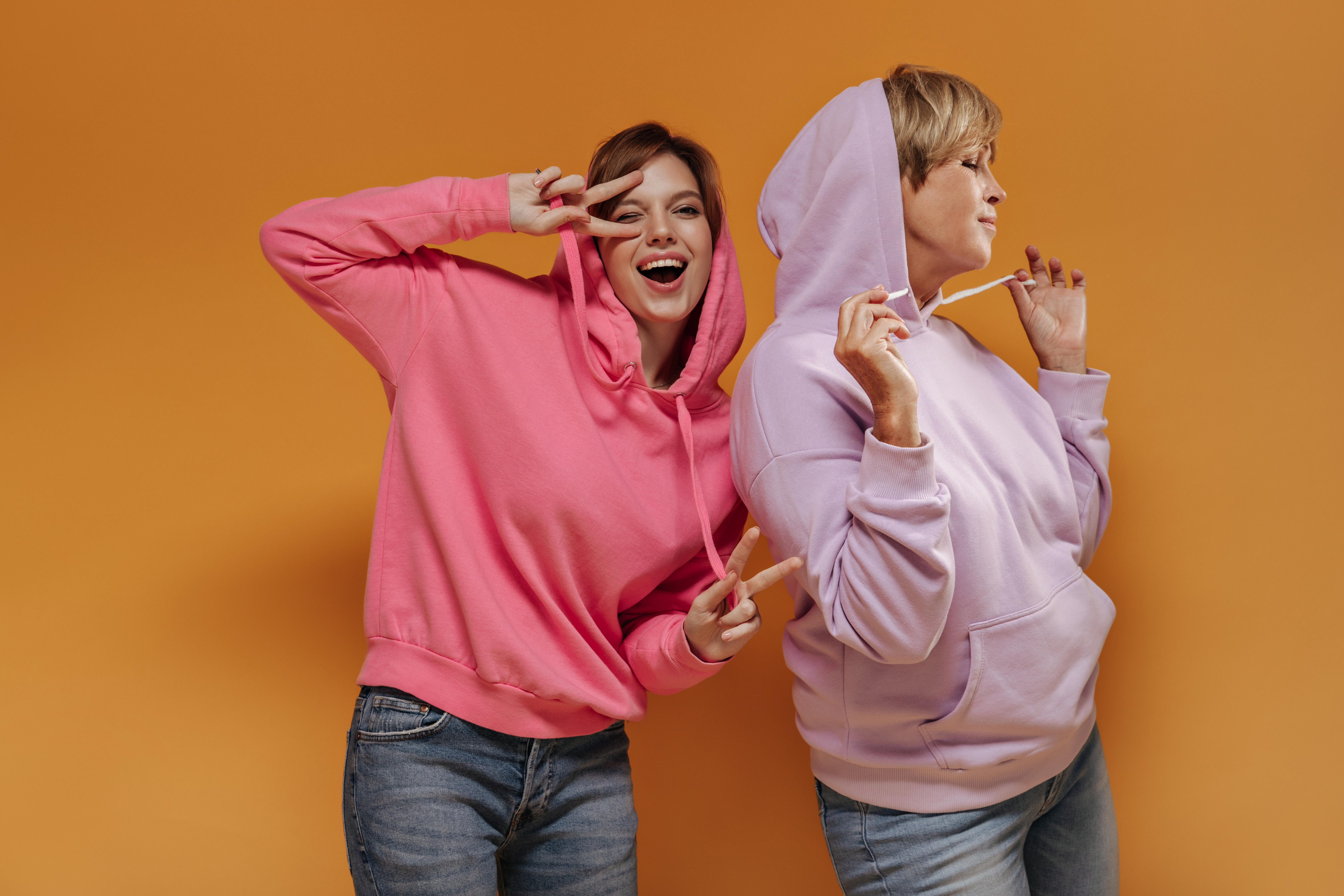 Bluzy bez kaptura vs z kapturem – co wybrać na co dzień?