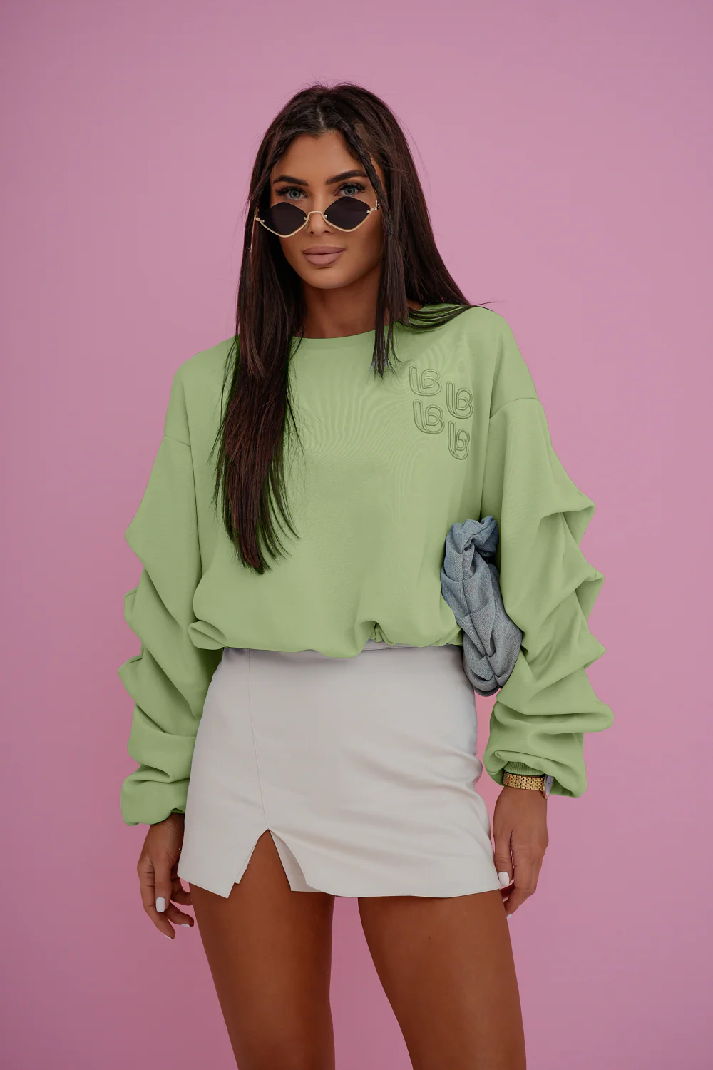 Modne bluzy damskie 2026 – jakie fasony, kolory i style będą na topie?