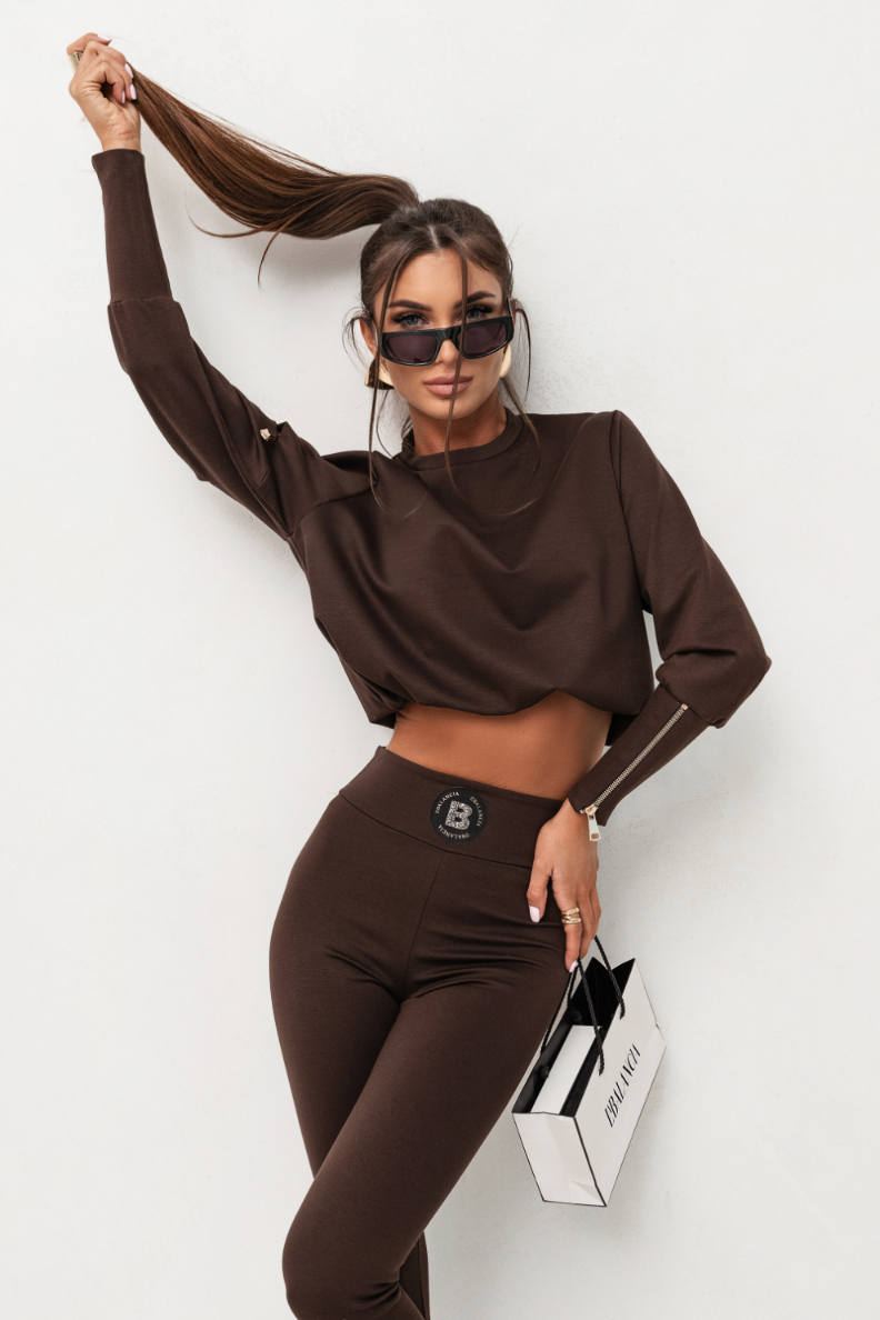 Krótka bluza w komplecie dresowym – komu pasuje najbardziej i jak ją nosić?