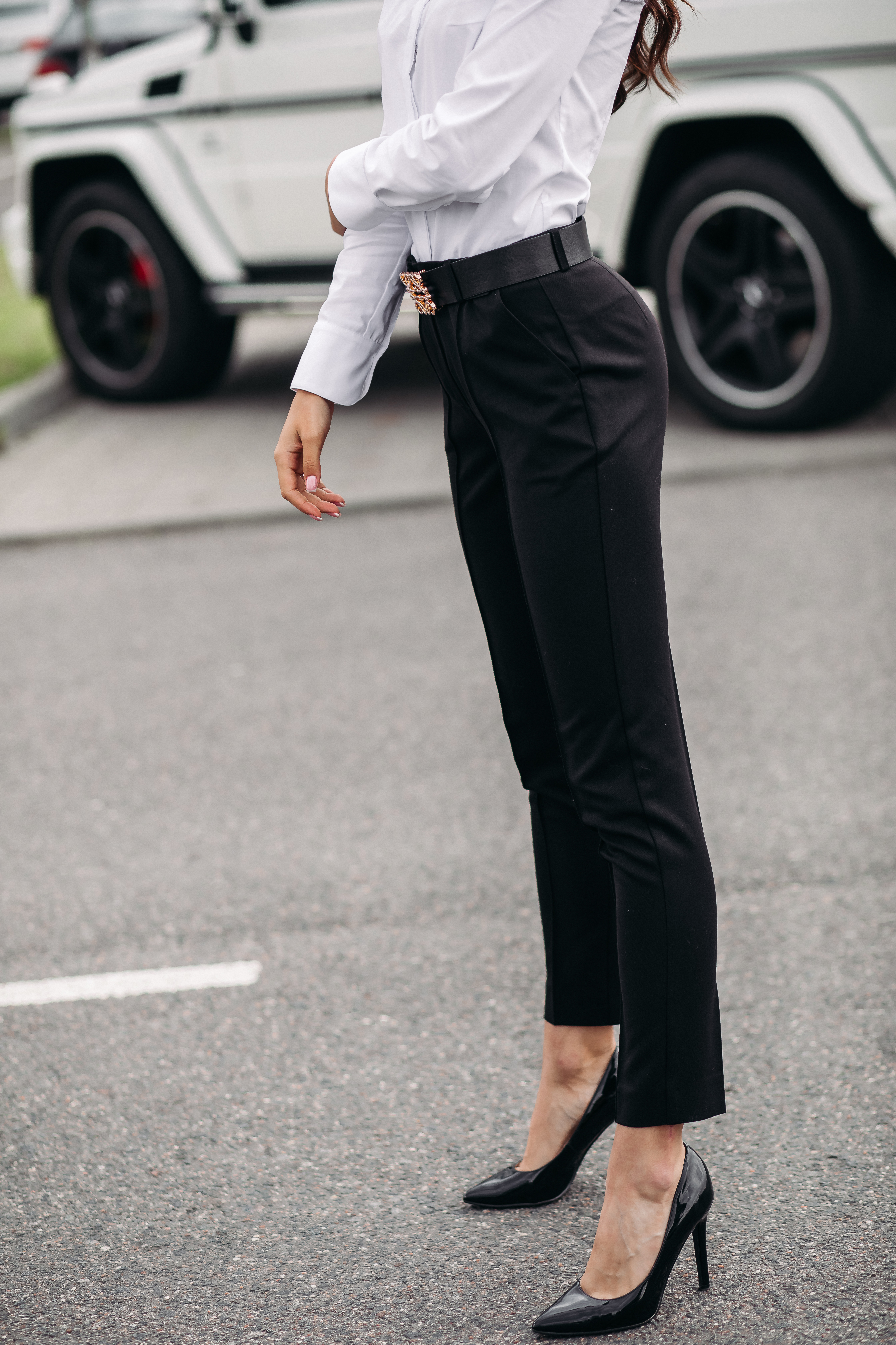 Eleganckie spodnie damskie do biura – jak stworzyć profesjonalny look?