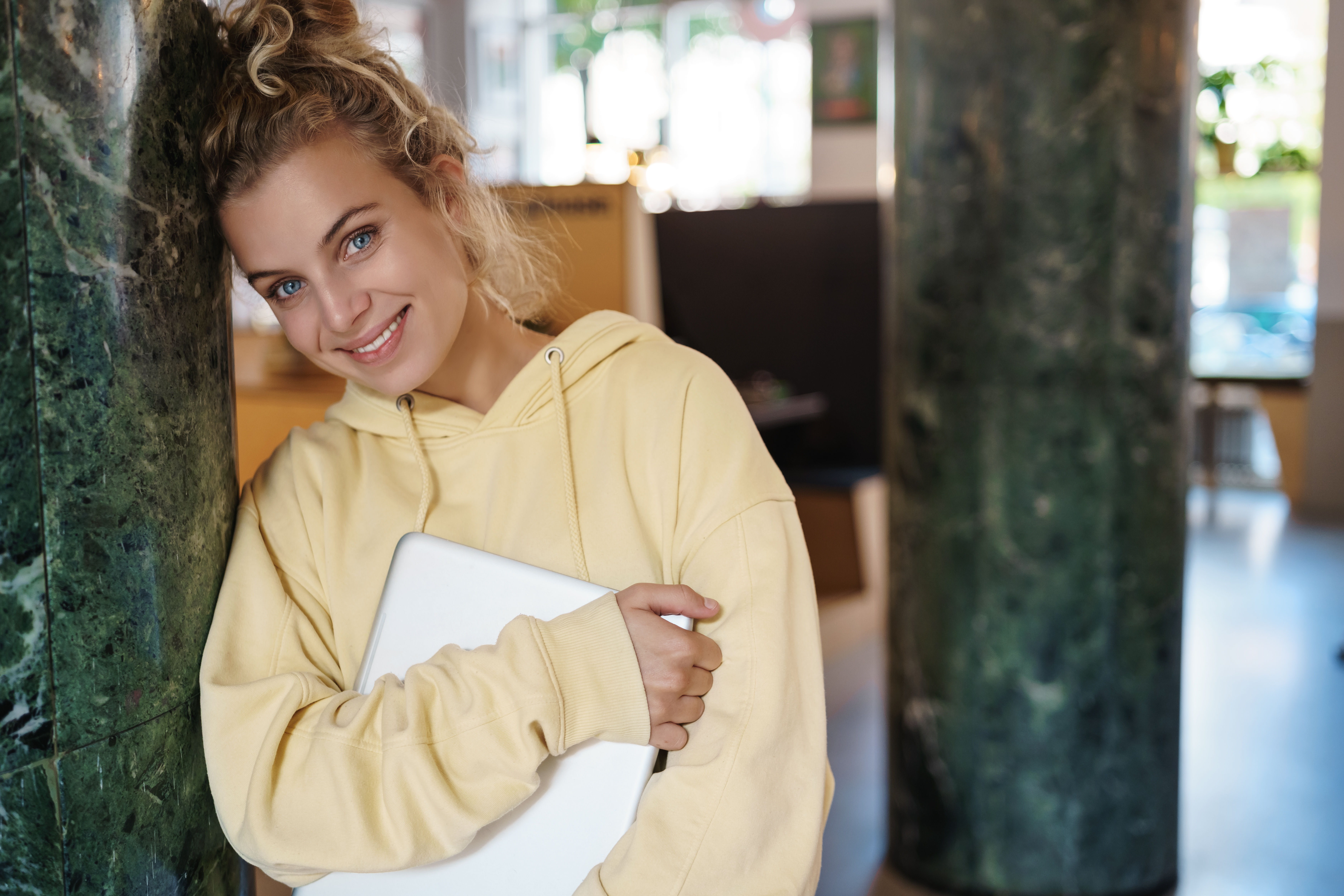 Bluza damska na uczelnię – wygodne i modne stylizacje na co dzień