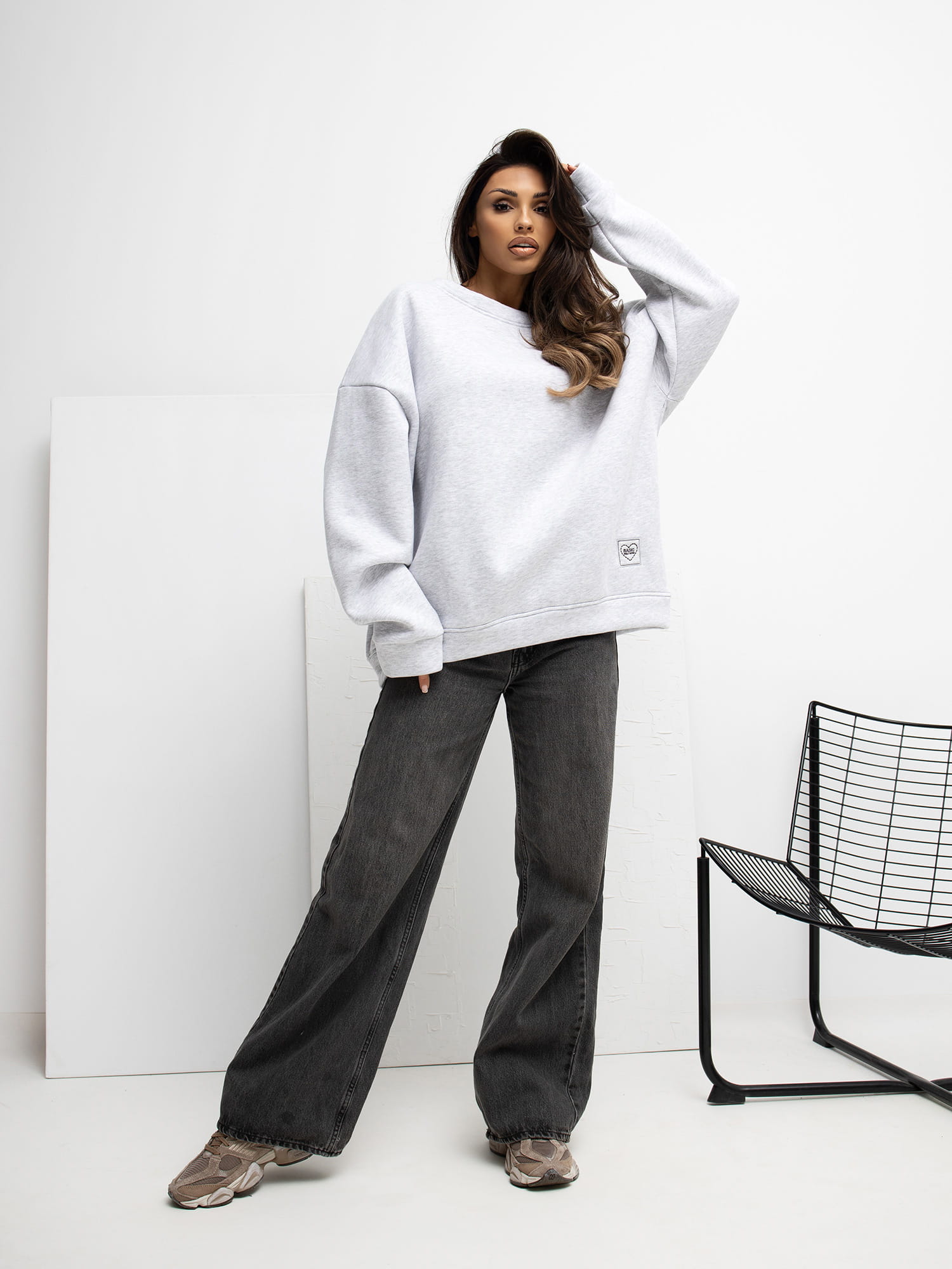 Bawełniana bluza damska w stylu minimal – jak budować clean look?