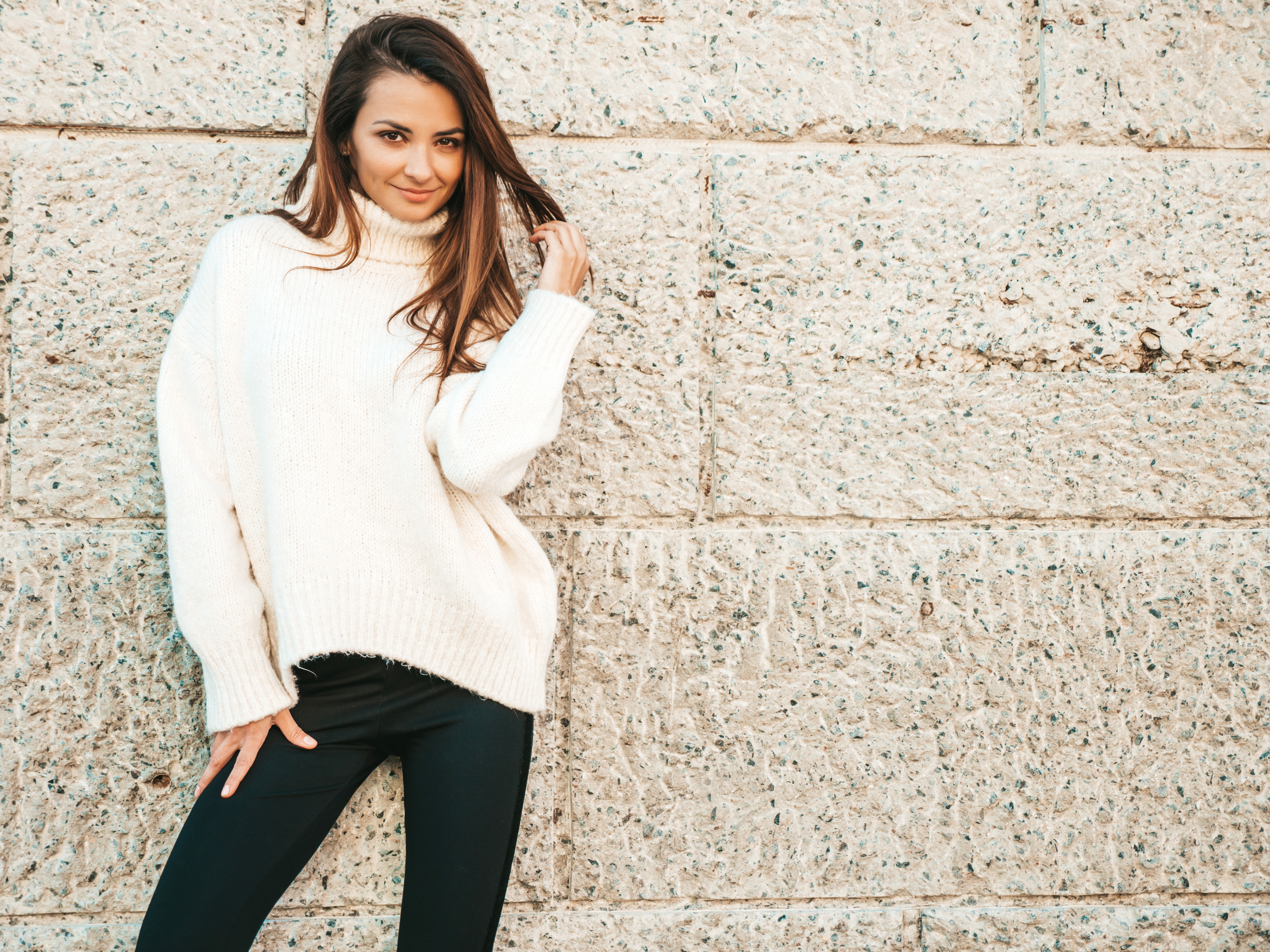 Sweter damski do legginsów – jak stworzyć proporcjonalną stylizację?
