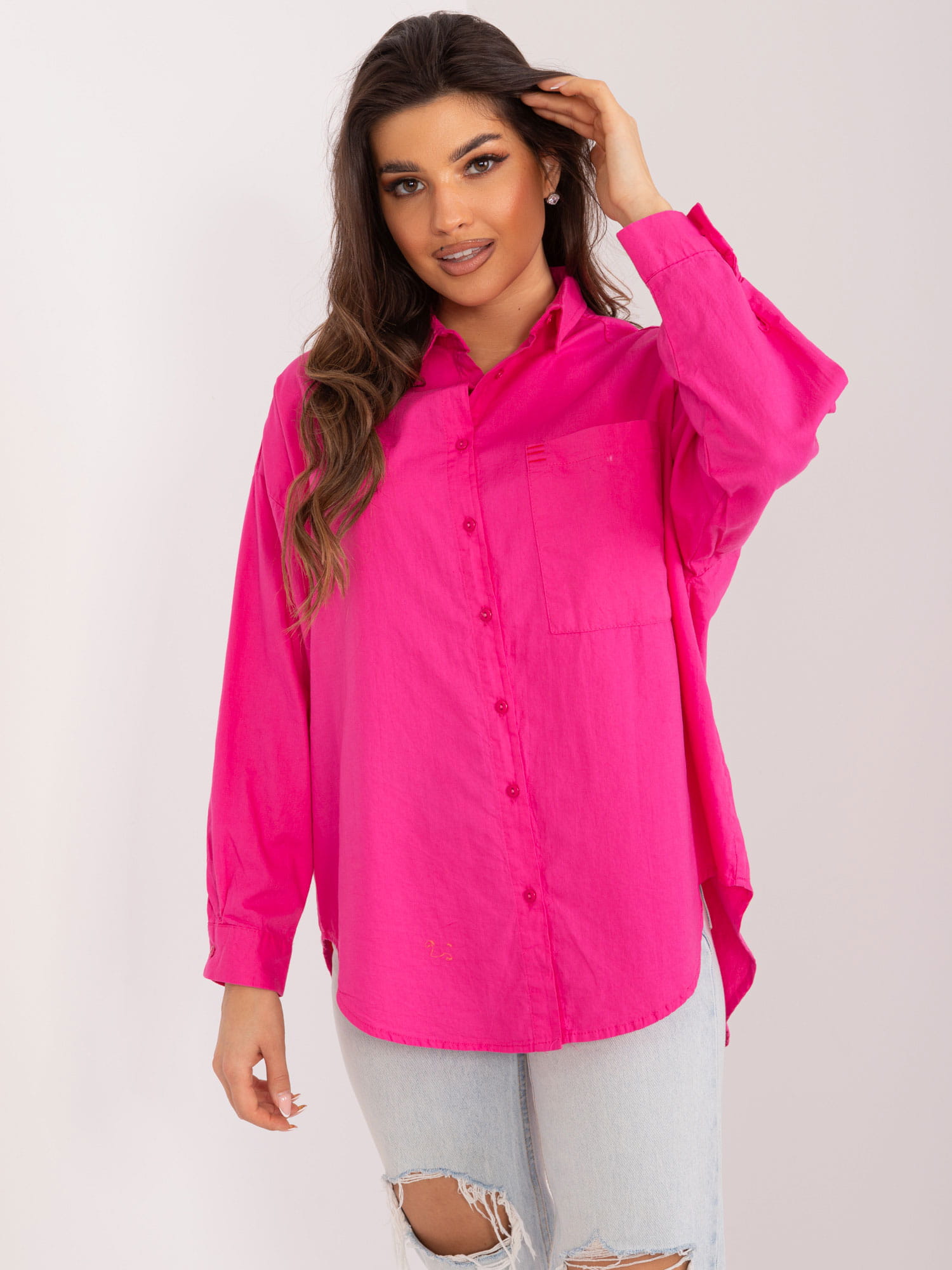 Z czym łączyć koszulę oversize damską? 4 stylizacje, które zachowują proporcje