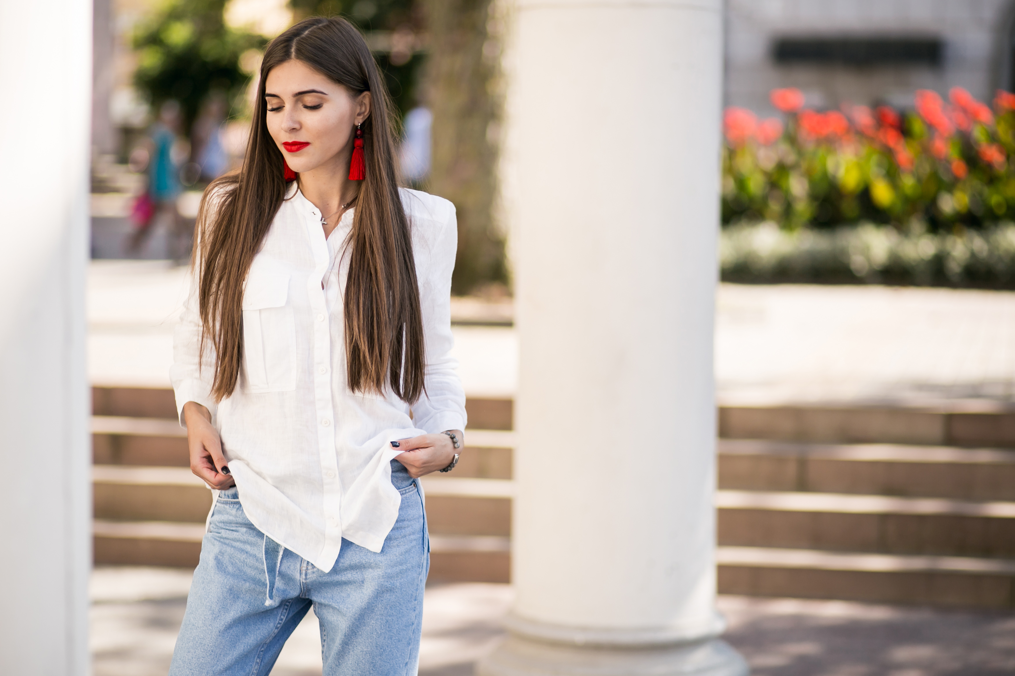 Koszula oversize damska do jeansów - jak nosić ją z klasą?