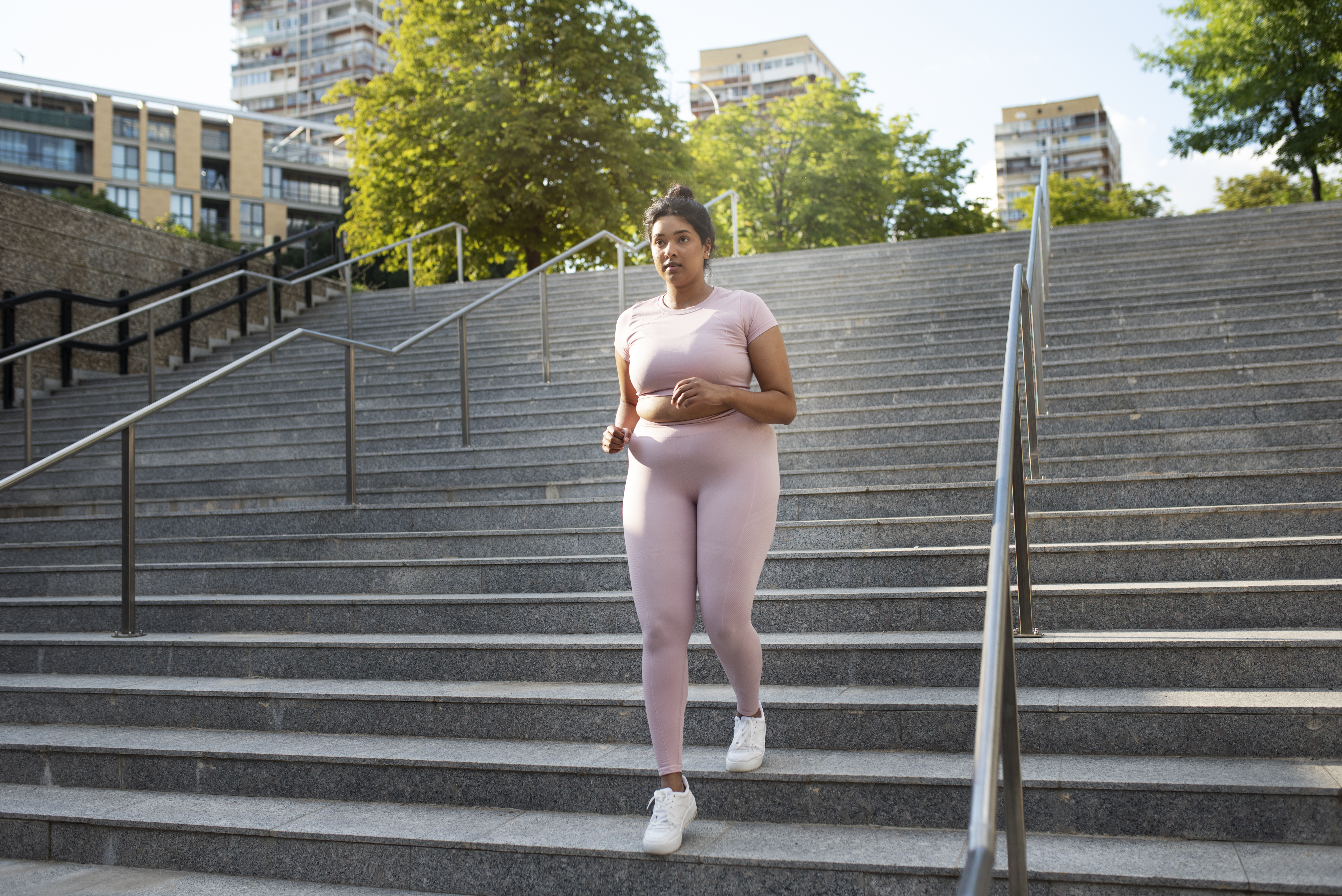 Komplet damski dla plus size - jak wybrać wygodny i elegancki zestaw?