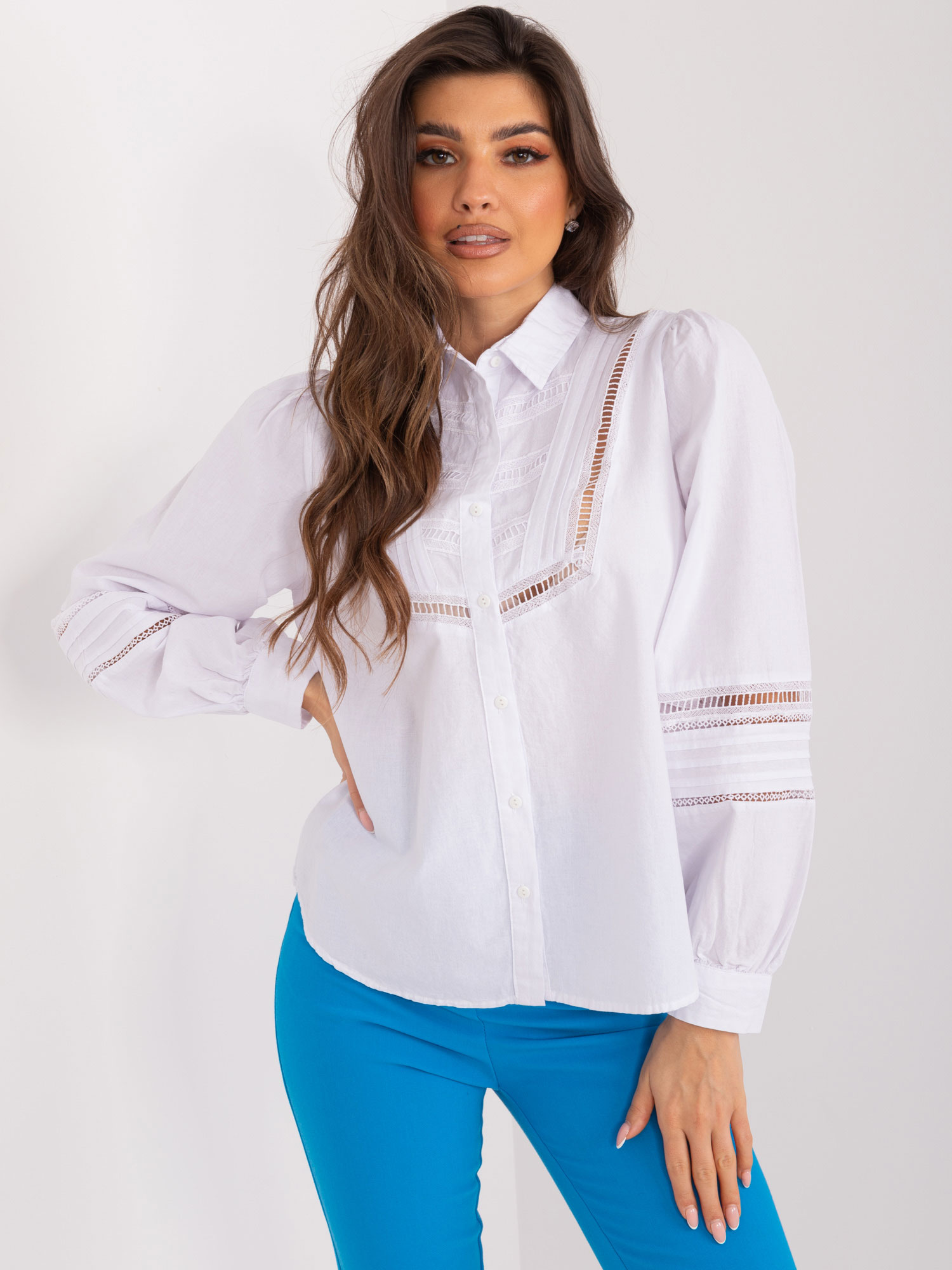 Biała koszula - stylowe sposoby na modną i niebanalną stylizację