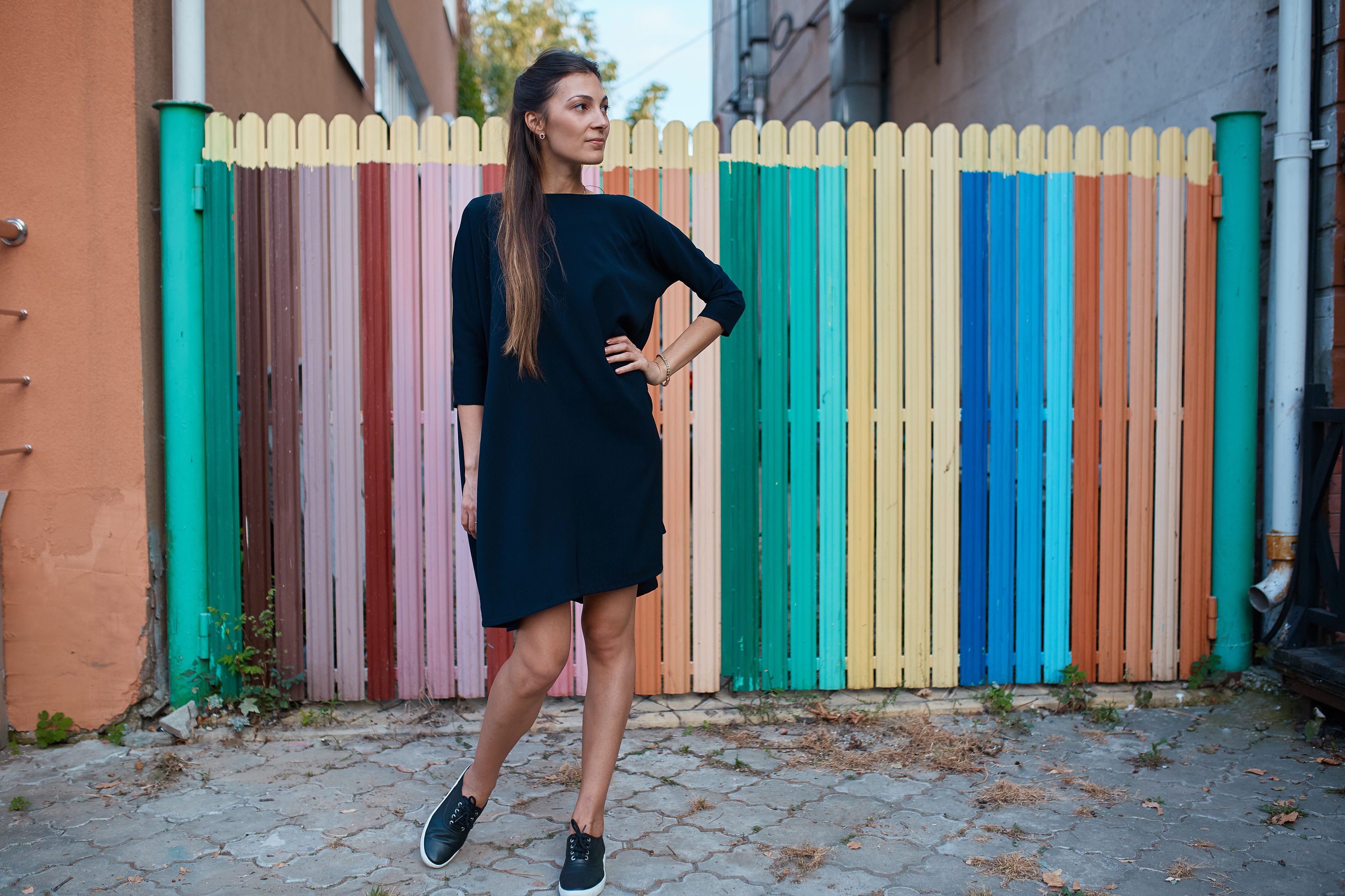 Sukienki dresowe – jak łączyć wygodę z modnym wyglądem