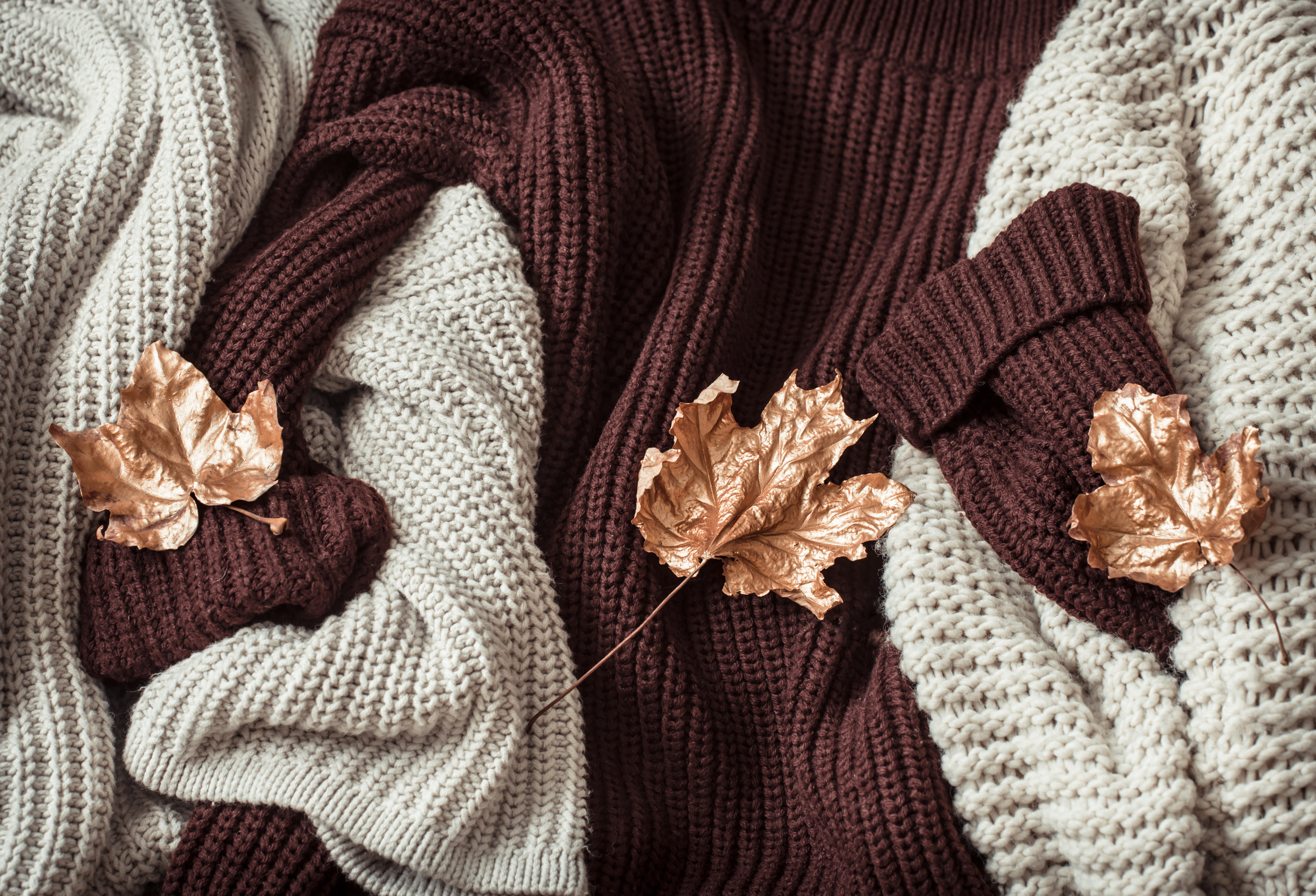 Ciepłe swetry damskie – modne stylowe i praktyczne wybory na chłodne dni